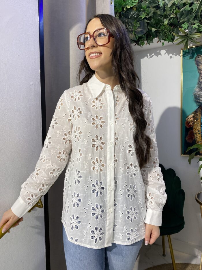 Camisa attentif larga blanca bordados