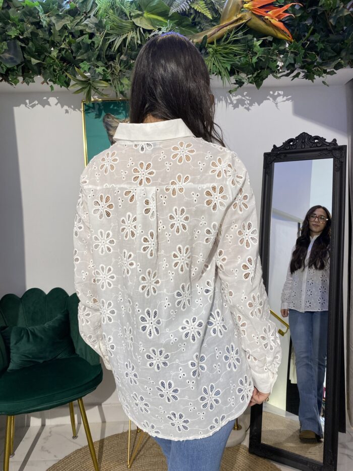 Camisa attentif larga blanca bordados - Imagen 4