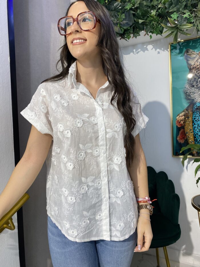 Camisa bordada flores media manga