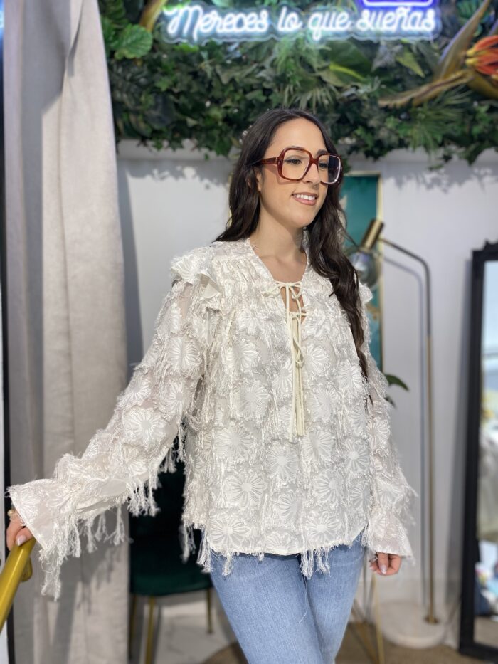 Camisa beige flores cuello pico flecos
