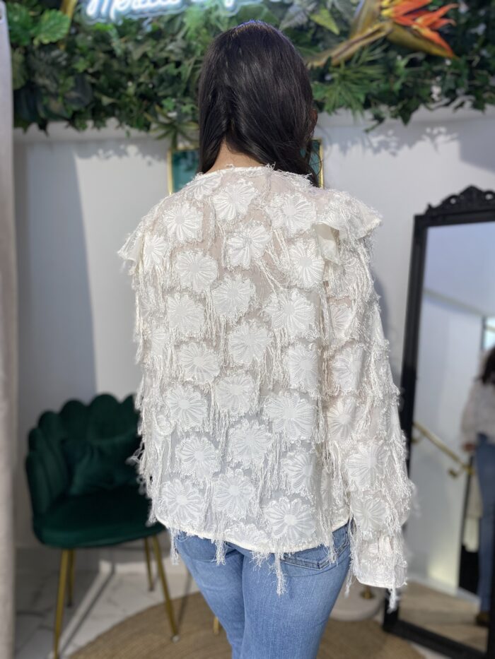 Camisa beige flores cuello pico flecos - Imagen 3
