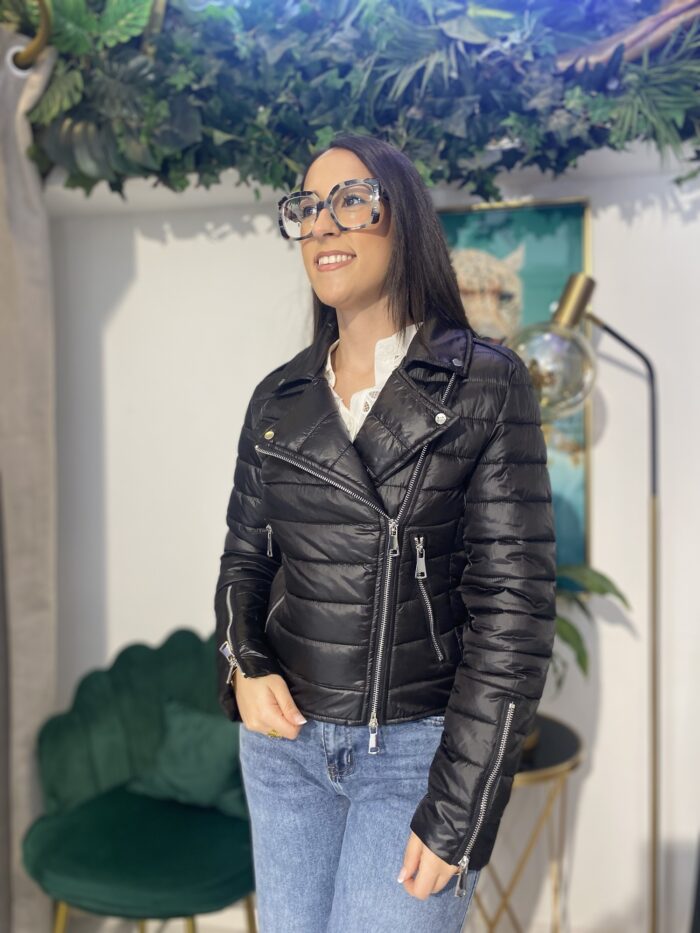 Chaqueta corta acolchada negra cruzada