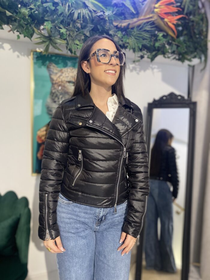 Chaqueta corta acolchada negra cruzada - Imagen 3