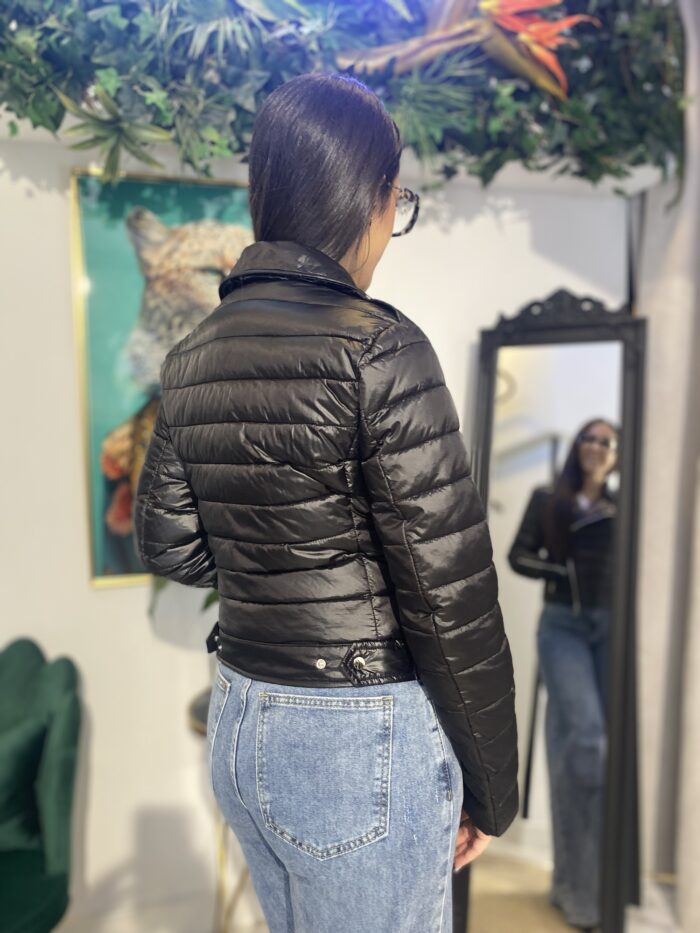 Chaqueta corta acolchada negra cruzada - Imagen 4