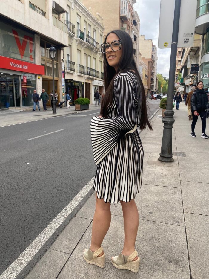 Vestido/Chaqueta canalé blanco y negro manga campana - Imagen 3