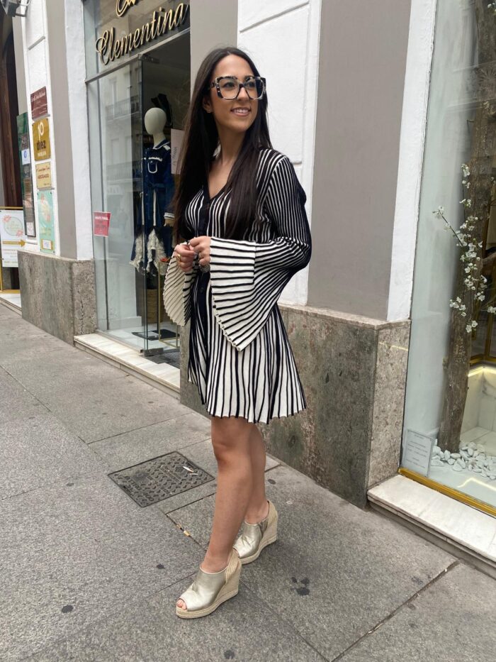 Vestido/Chaqueta canalé blanco y negro manga campana - Imagen 6