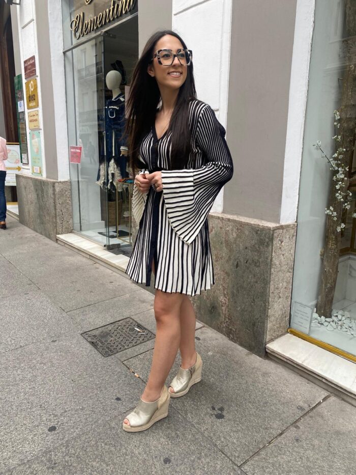 Vestido/Chaqueta canalé blanco y negro manga campana