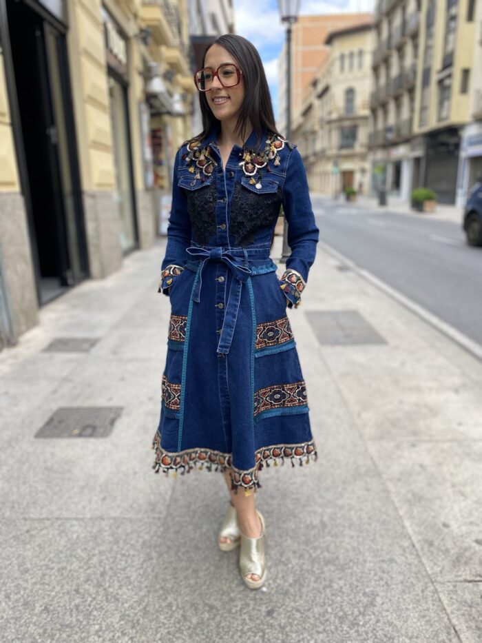 Vestido vaquero bordado con borlas
