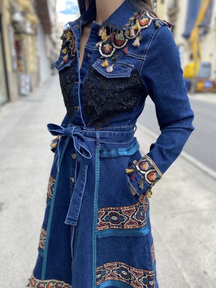 Vestido vaquero bordado con borlas - Imagen 2