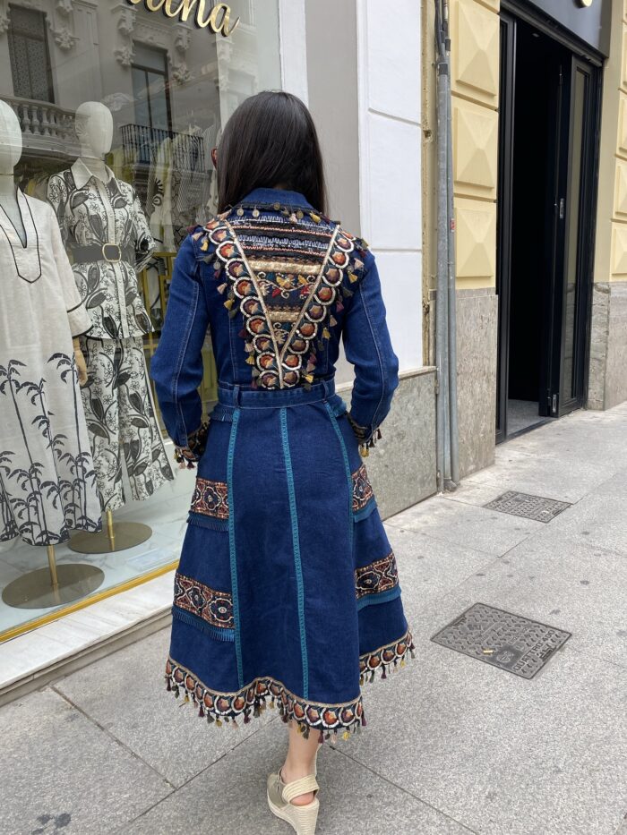 Vestido vaquero bordado con borlas - Imagen 4