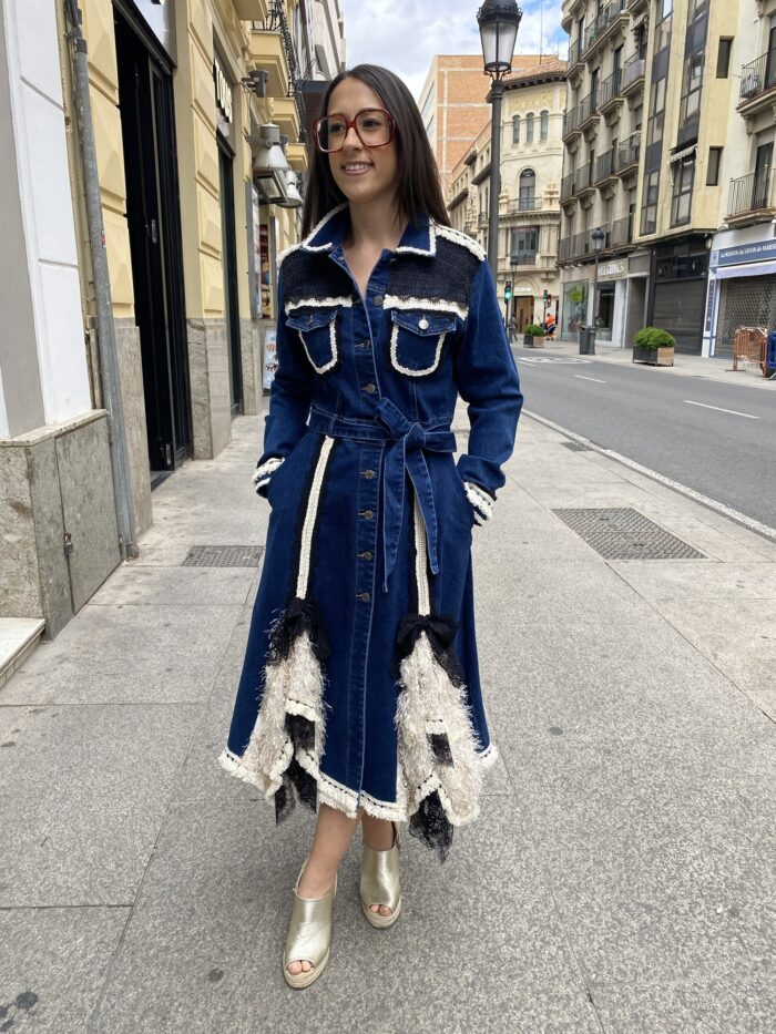 Vestido vaquero bordado con encaje