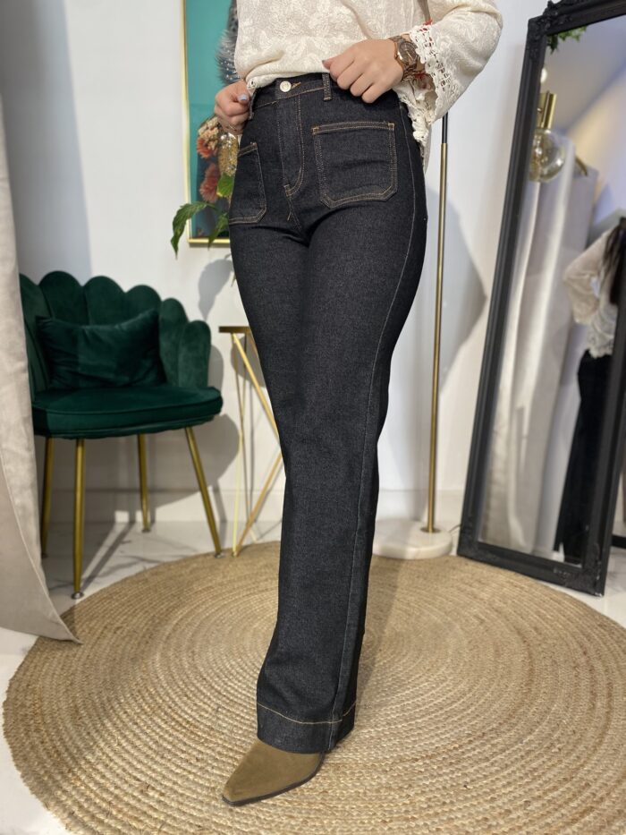 Jeans recto flare negro bolsillos delantero